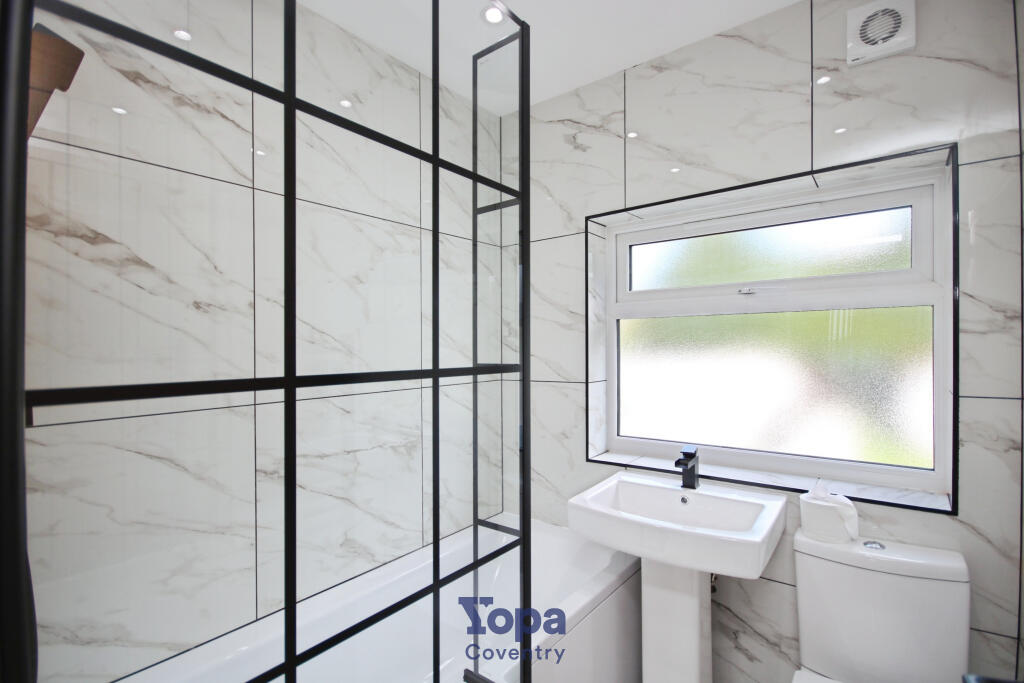 C7d4de19-Family 20bathroom.JPG