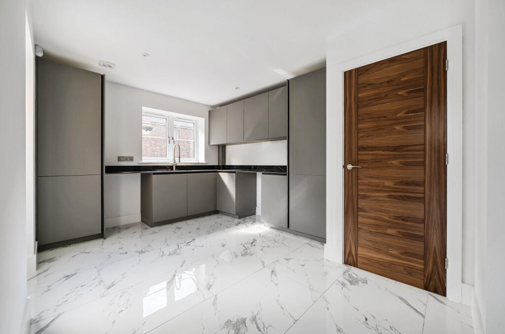 1295998-46-683044...