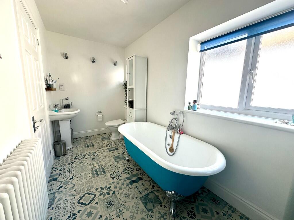 FAMILY BATHROOM
