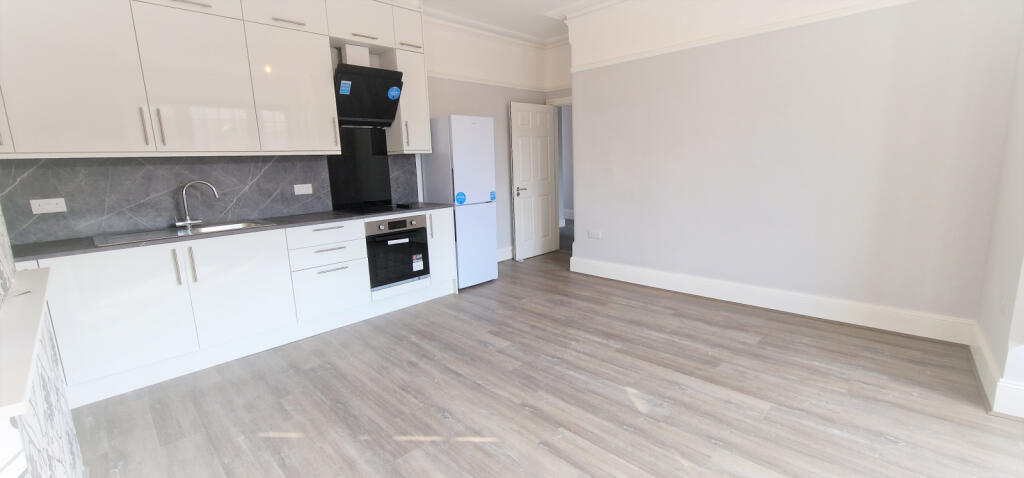 KITCHEN/ LOUNGE