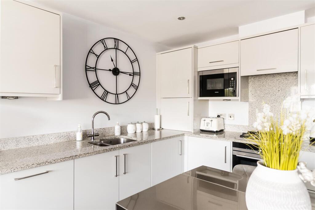 CHEQUERS LANE, CROWN HOUSE, FLAT 5 (4).jpg