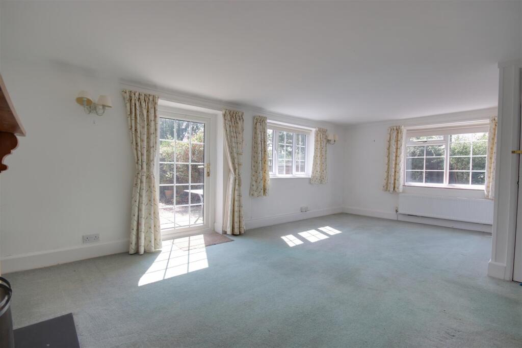 Living room 3.jpg