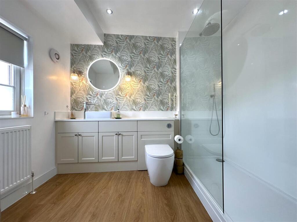 Sublime Modern En-Suite 008