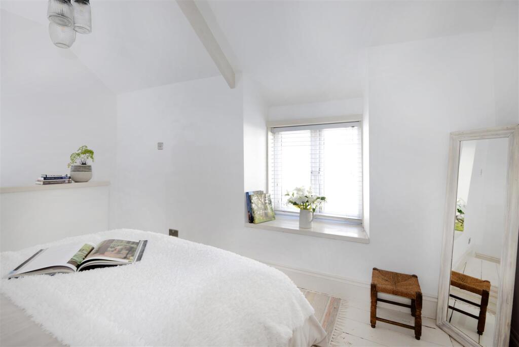 Bedroom 1.jpg