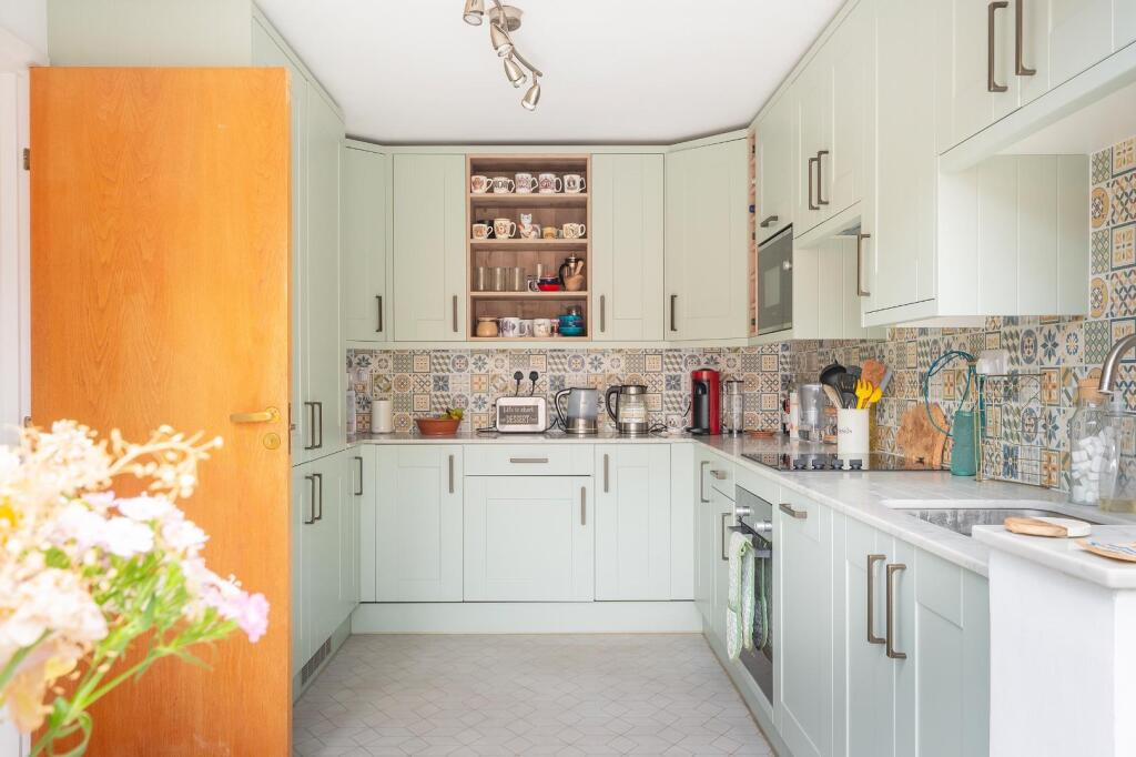 0W6RWW - Kitchen B.jpg