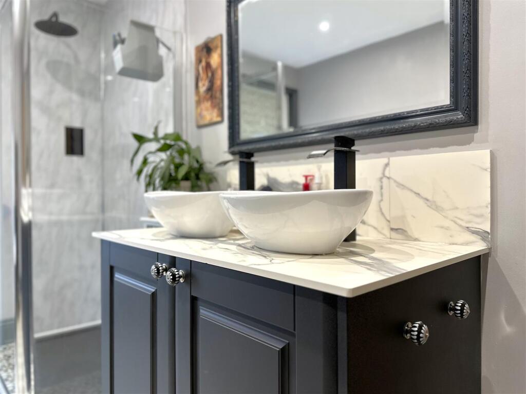 Luxurious Modern Features 191