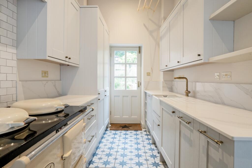 12 Phoenix Court ...