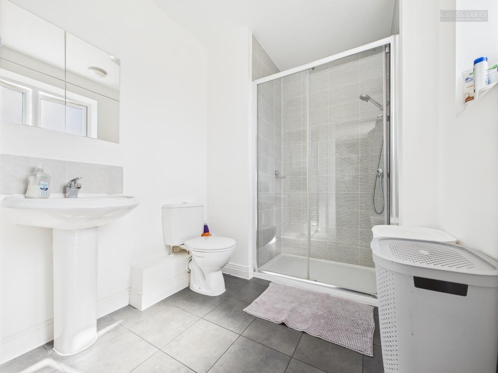 En-Suite To Master Bedroom