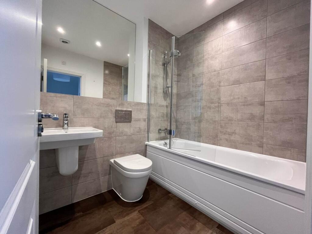 Main Bathroom 