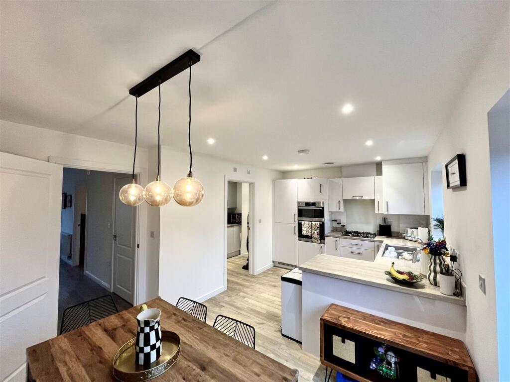 100 DINING ROOM AGNLE.jpg