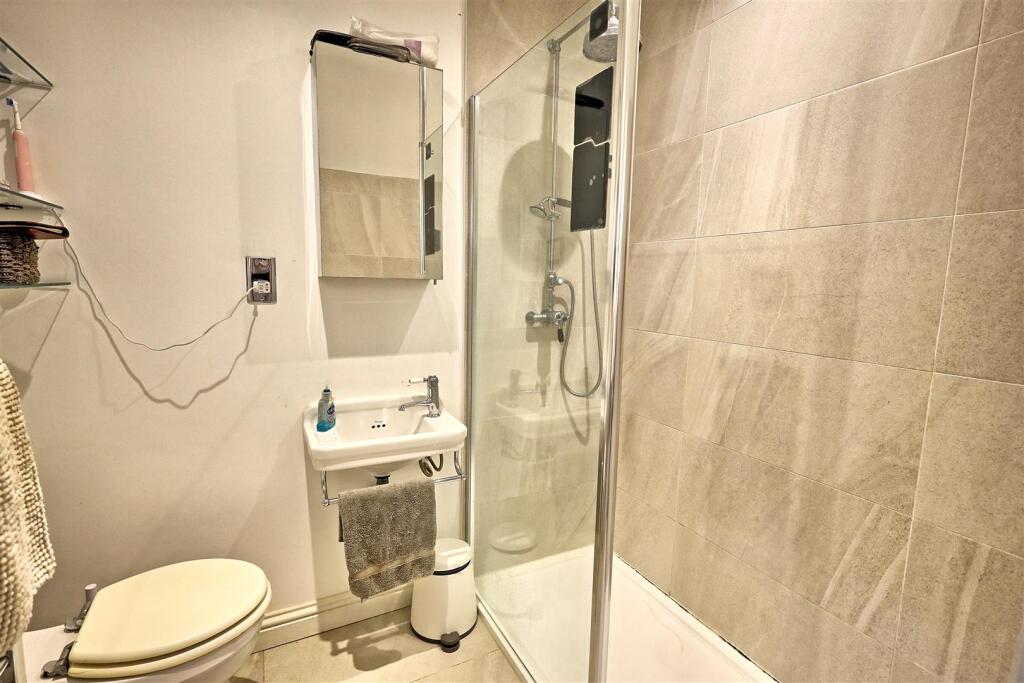 MASTER EN-SUITE SHOWER ROOM