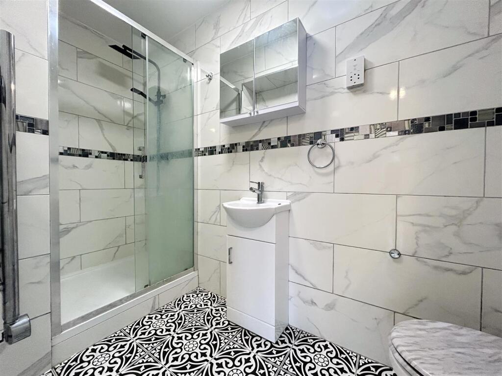 SHOWER ROOM