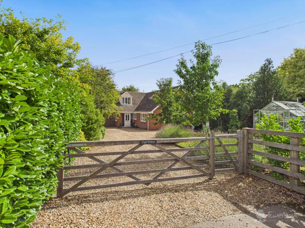 Front of House- Mark Stephens EweMove Newmarket an
