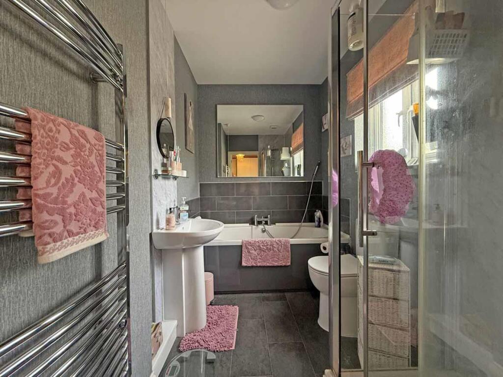 Frobisher Approach 75 - En Suite 1.jpg