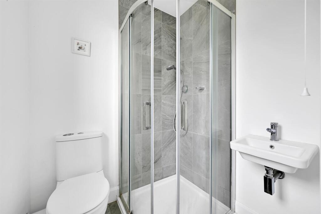 EN SUITE SHOWER ROOM