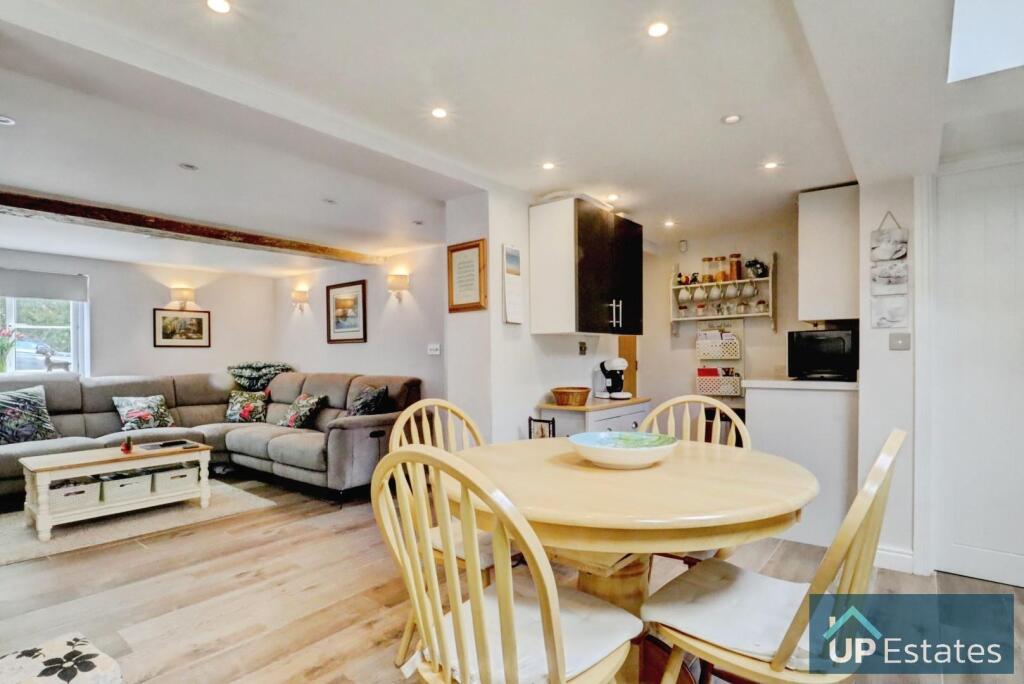 KITCHEN/LIVING/DINER