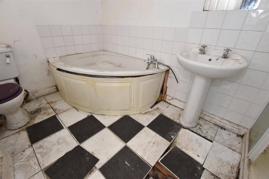 Bathroom.JPG