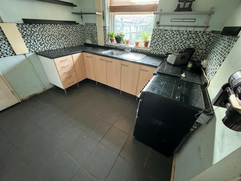 FITTED KITCHEN