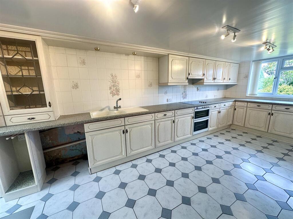 KITCHEN/BREAKFAST ROOM