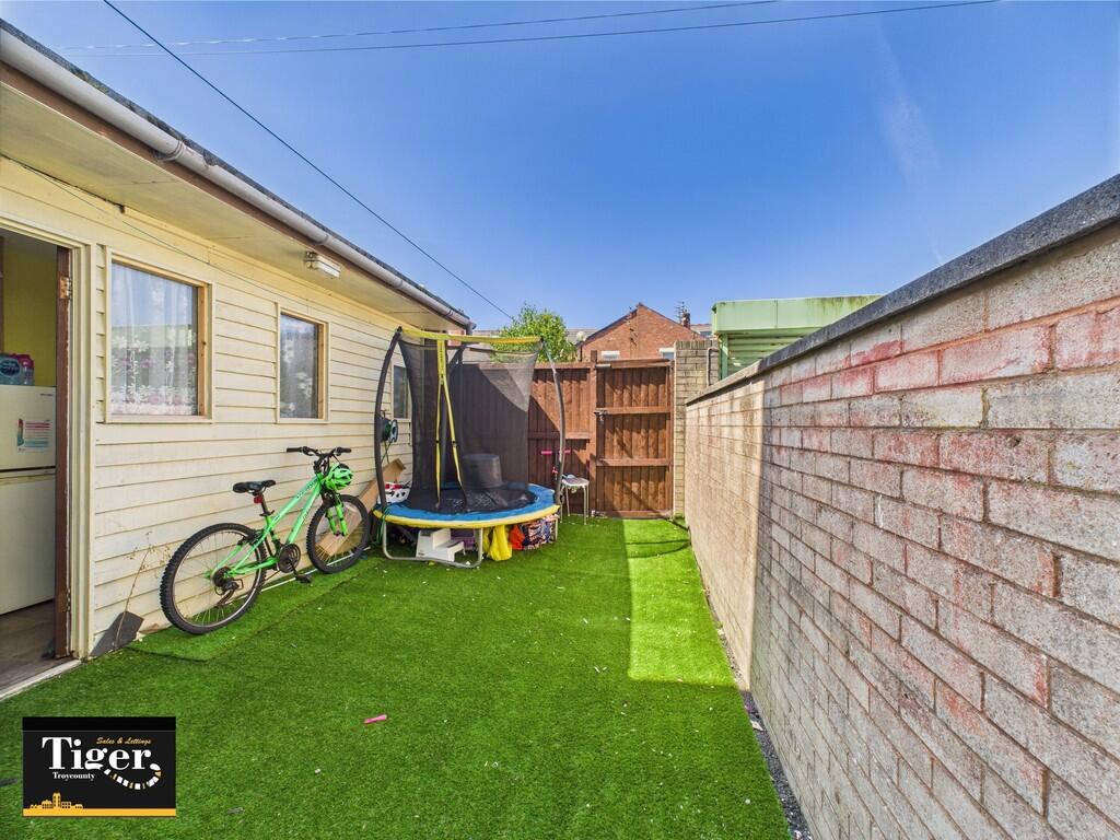 CAM02176G0-PR0575...