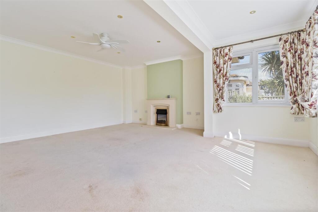 5a Tamarisk Way_007.JPG