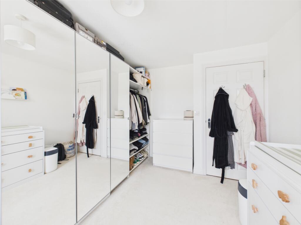 CAM03729G0-PR0040-STILL015