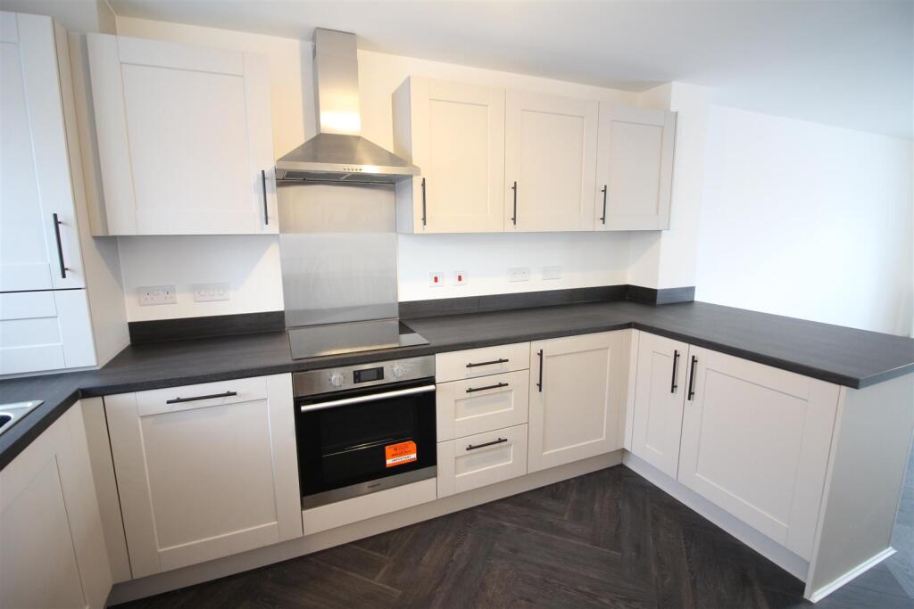 Lounge/Fitted Kitchen