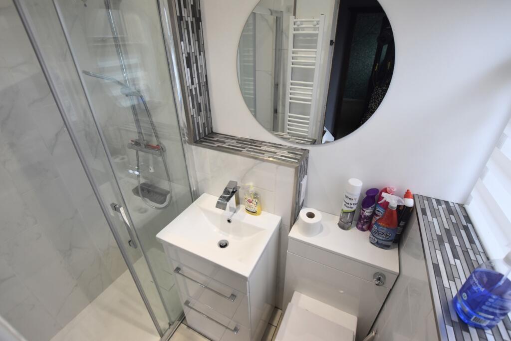85 Arncliffe Drive shower room