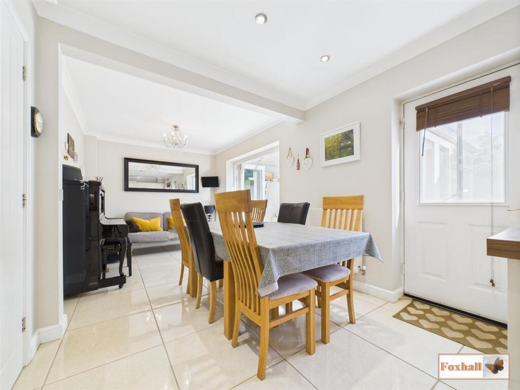 Kitchen / Dining Area