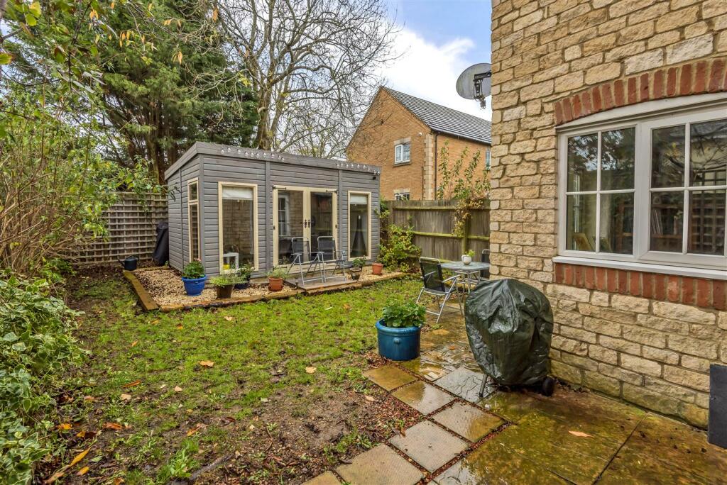 33a High St, Silverstone