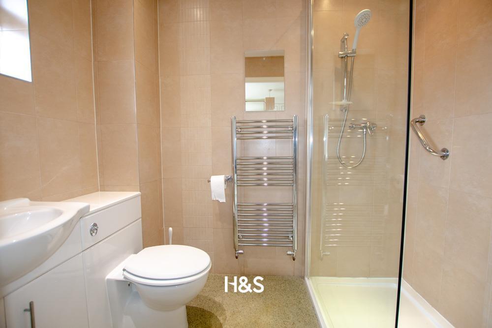 4 Falkwood - ensuite.jpg
