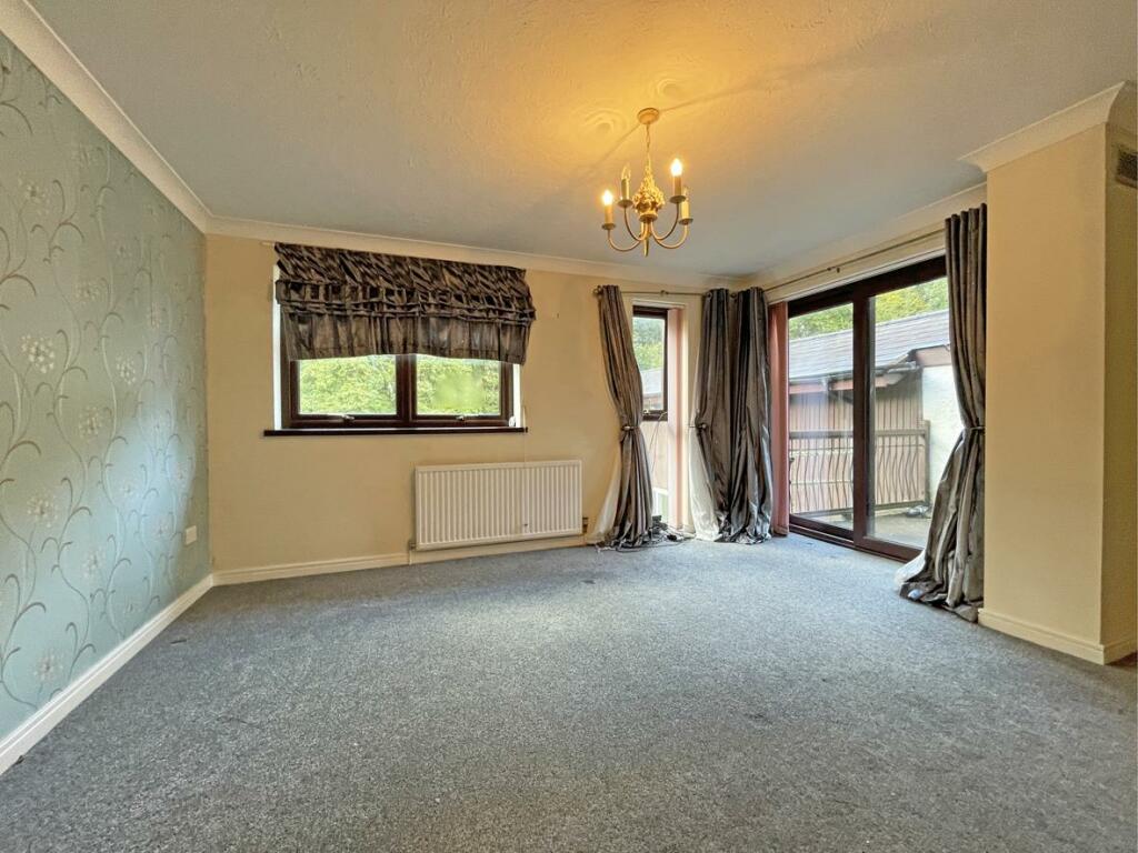 Wood Park 6 Bed 1.jpg