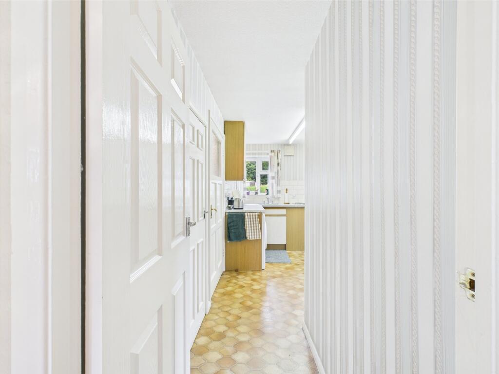 hallway to the breakfast/kitchen