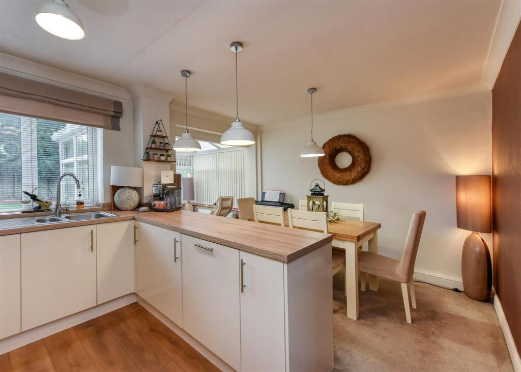 23 Glendale Close-kitchen1.jpg