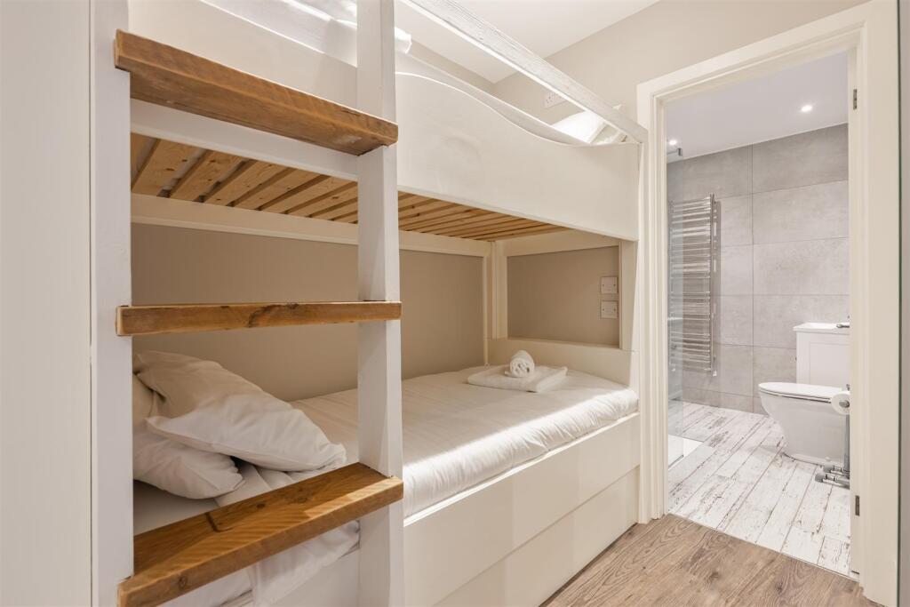 A12 - 44 Above Town Dartmouth - 250130.jpg