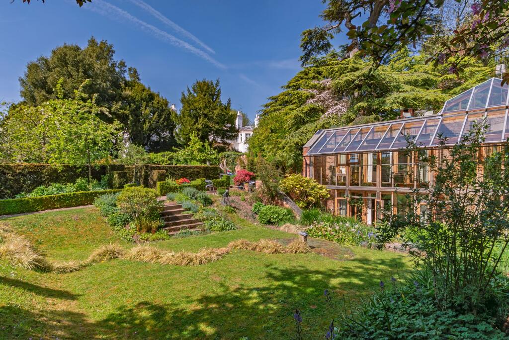 Stunning gardens that change every corner