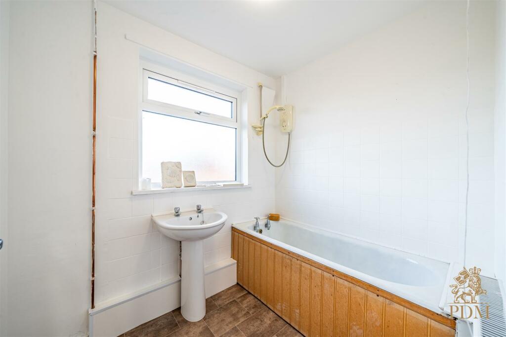 40 Russell Drive Wollaton Nottingham NG8 2BH