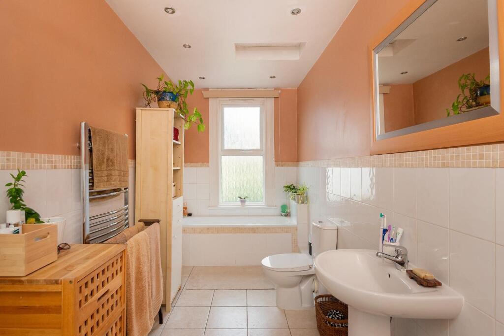 2P0RHD - Bathroom B.jpg