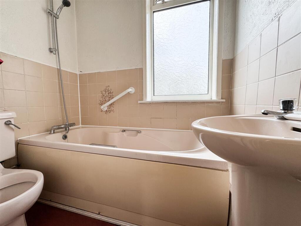 FAMILY BATHROOM