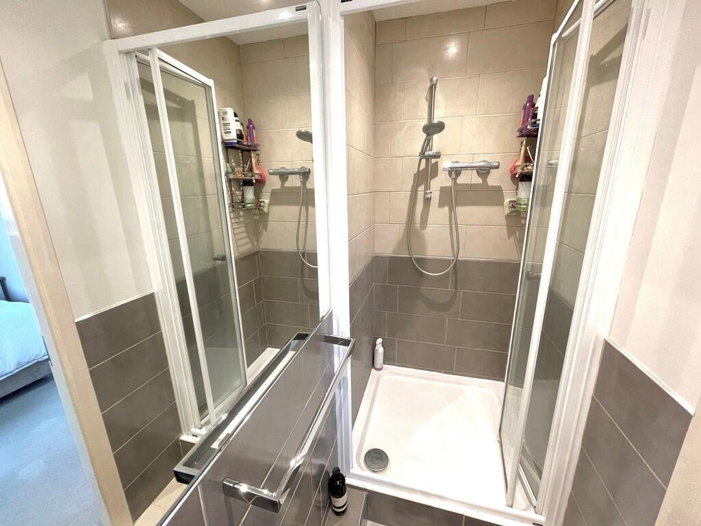 5 Compass Close E...