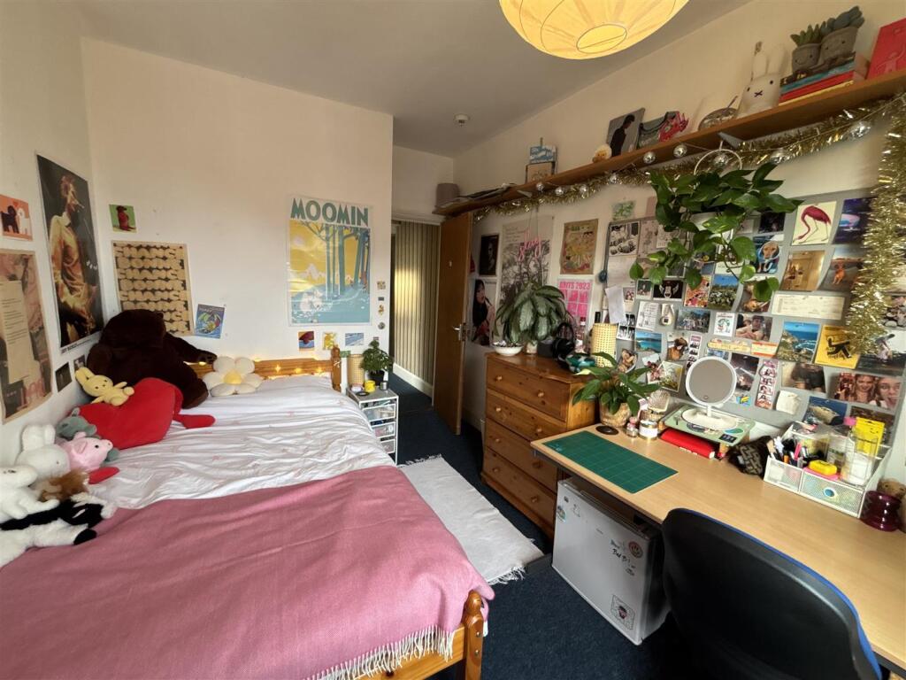 Bedroom 8.jpg