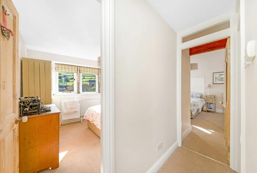 FIRST FLOOR LANDING