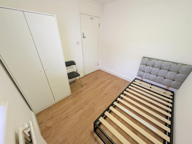 Bright and tidy single bedroom featuring a mode...