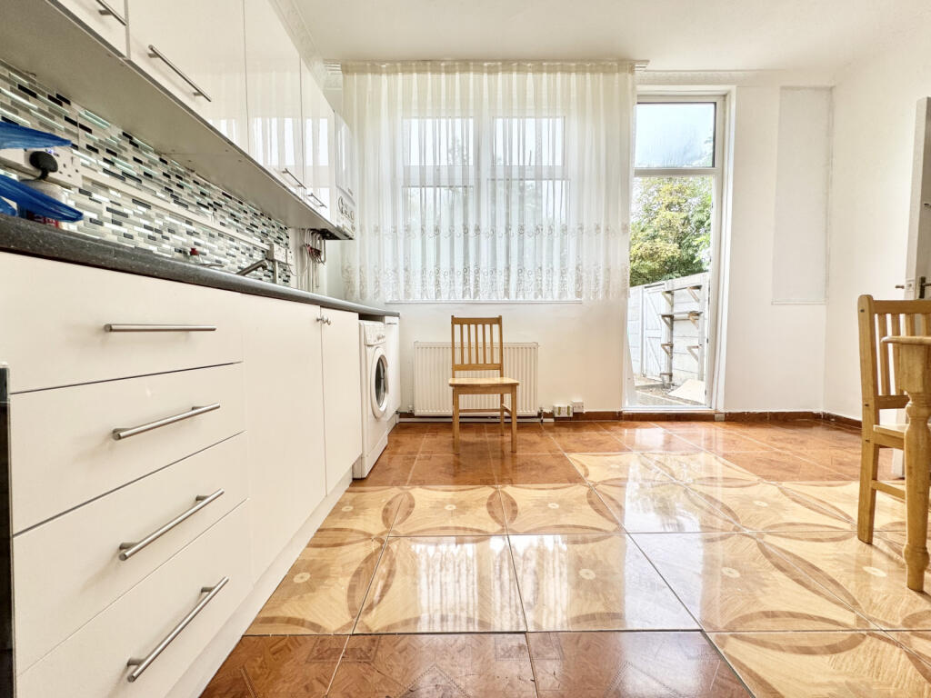 4 Bedroom End Terrace To Rent