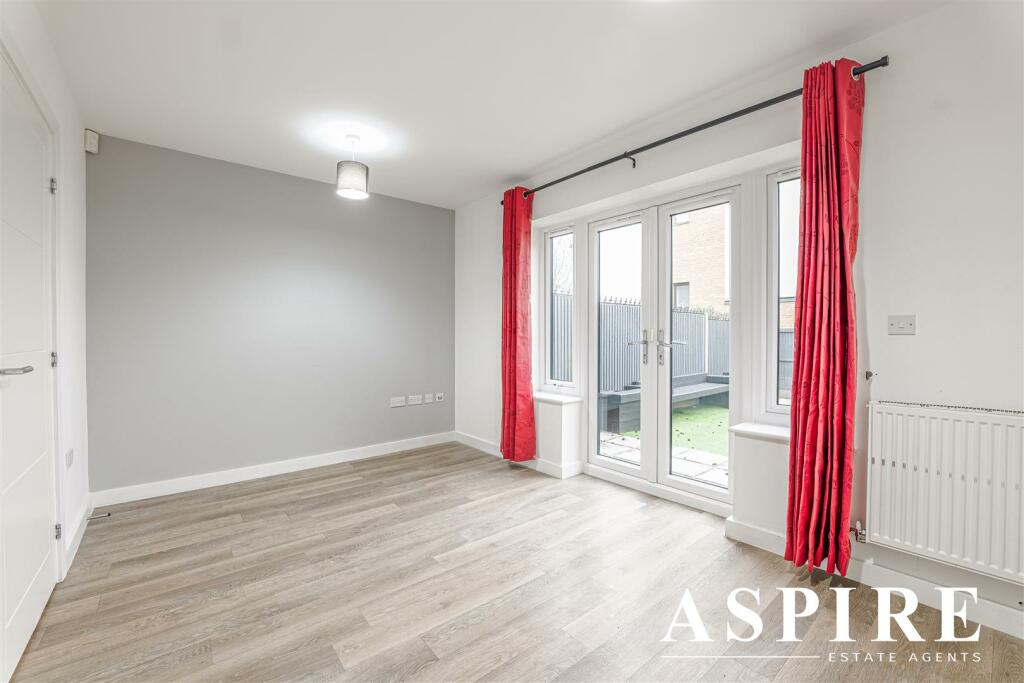 281 FAIRFAX DRIVE-13-12-24-2.jpg