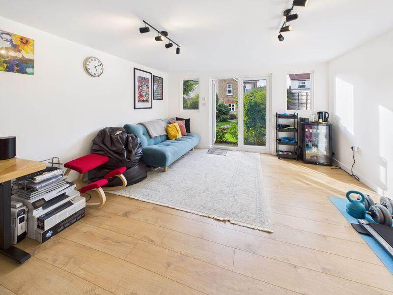 SUMMERHOUSE / HOME OFFICE ROOM