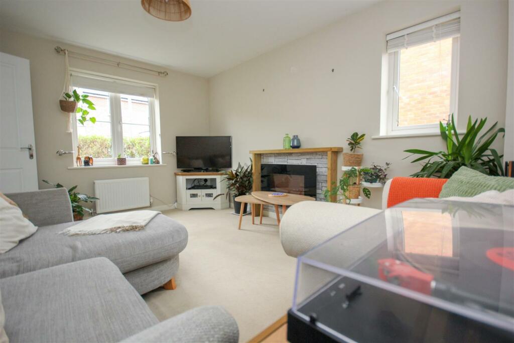 Lounge 1.jpg