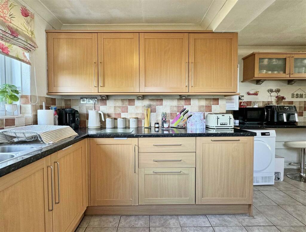 Kitchen b.jpg
