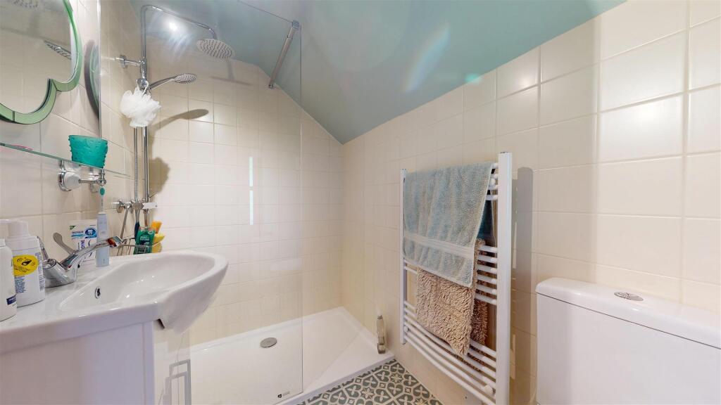 EN SUITE SHOWER ROOM