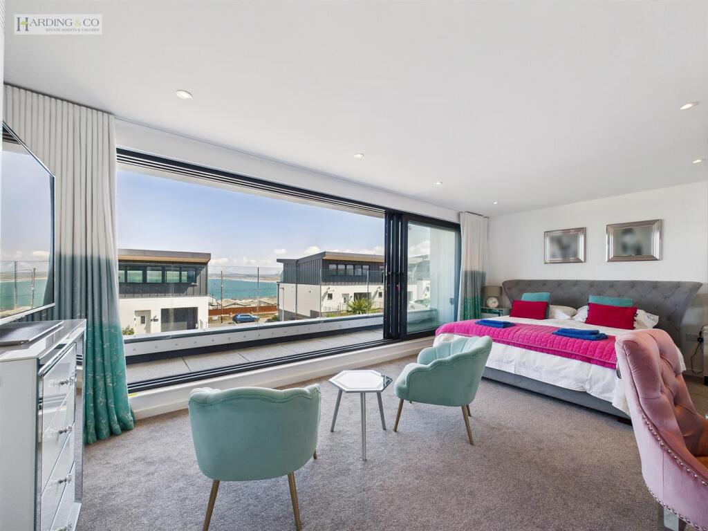 bed 1 &amp; balcony